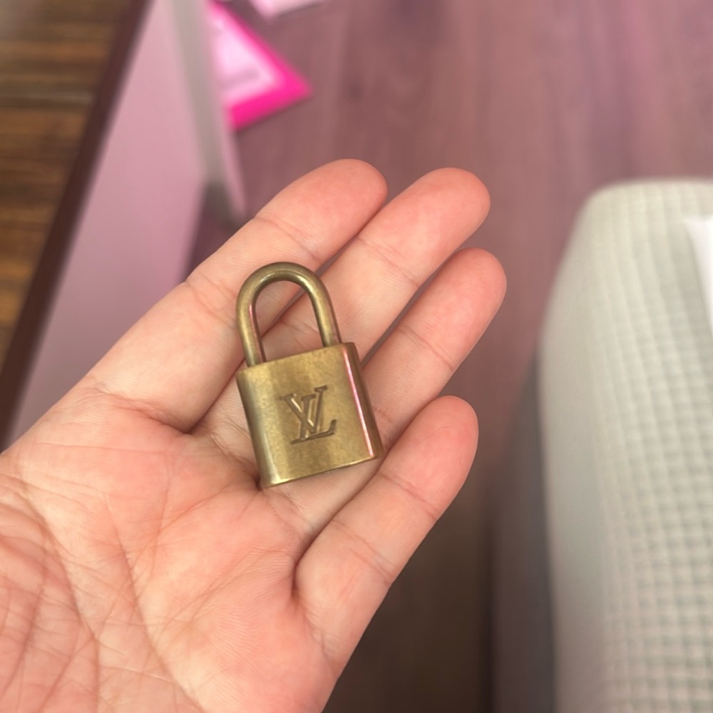 *SOLD* Louis Vuitton lock 331 (without key)